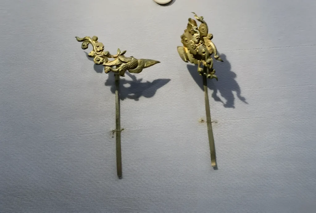 gold hairpin