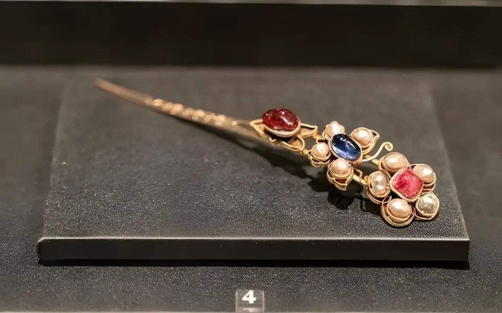 gold hairpin in ming dynasty